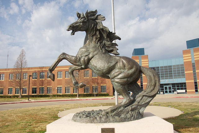 statue in front of creekview high school of a mustang
