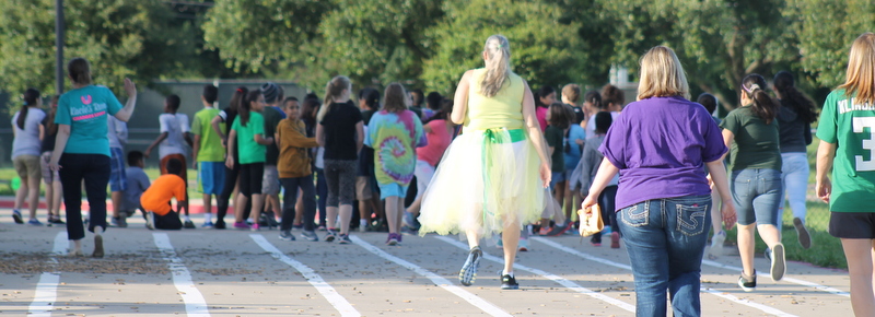 A crowd of runners