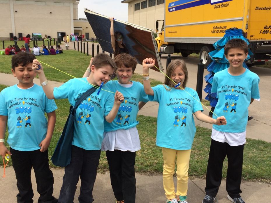 5 students with Destination Imagination blue shirts on